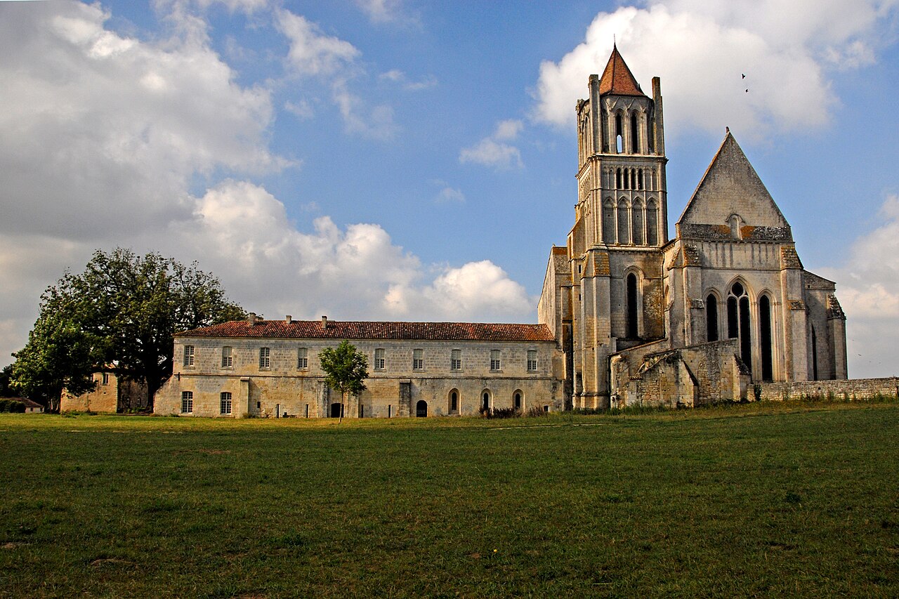 Le portail baroque et le noyer centenaire de l'abbaye