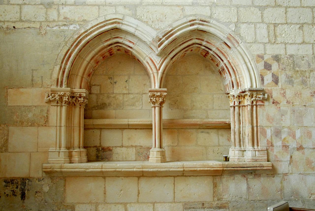 La salle capitulaire et ses baies romanes de l'abbaye de Sablonceaux