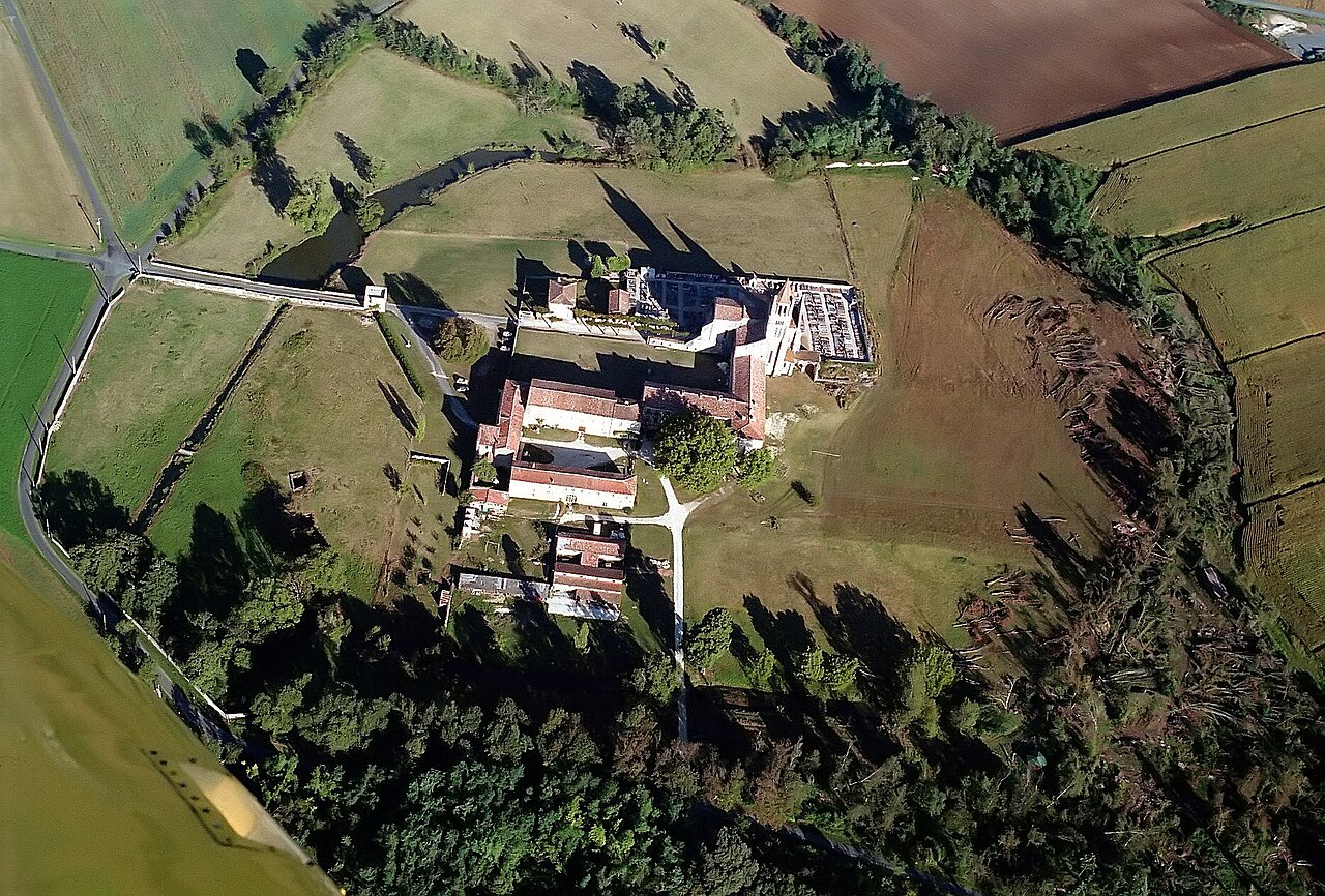 Vue aérienne de l'abbaye de Sablonceaux, ensemble des bâtiments monastiques dans le paysage de Saintonge