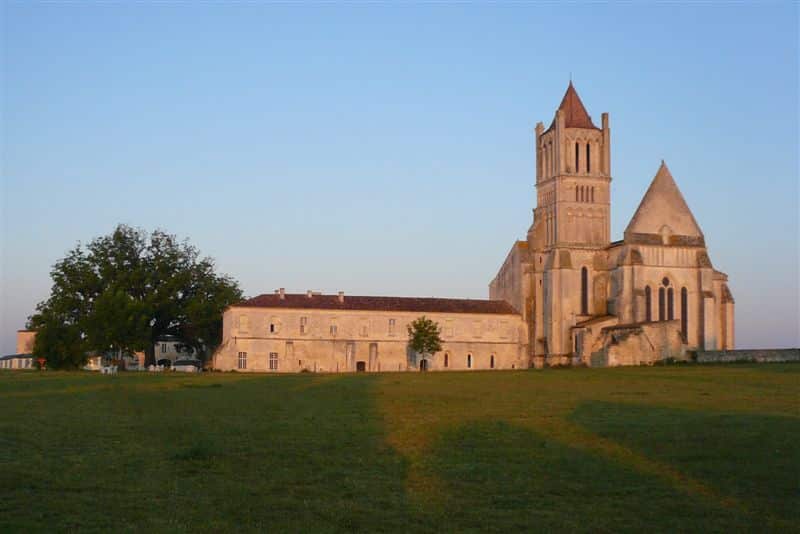 L'église abbatiale de Sablonceaux et ses coupoles romanes